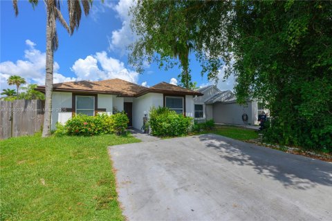 House in Florida City, Florida 4 bedrooms, 103.68 sq.m. № 1882035 - photo 4