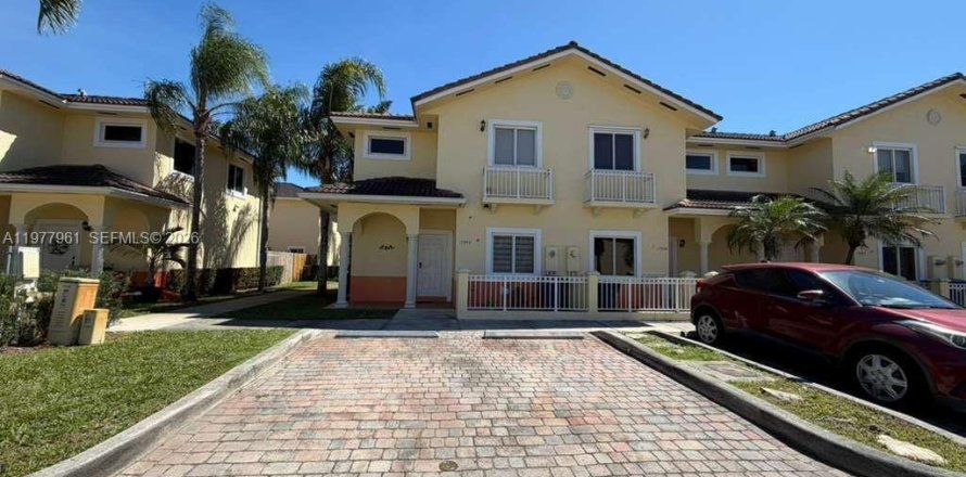 Townhouse in Hialeah, Florida 2 bedrooms, 106.84 sq.m. № 2043101