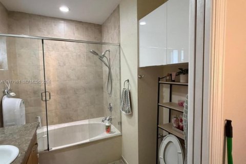 Townhouse in Hialeah, Florida 2 bedrooms, 106.84 sq.m. № 2043101 - photo 9