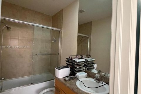 Townhouse in Hialeah, Florida 2 bedrooms, 106.84 sq.m. № 2043101 - photo 8