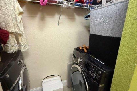 Townhouse in Hialeah, Florida 2 bedrooms, 106.84 sq.m. № 2043101 - photo 10