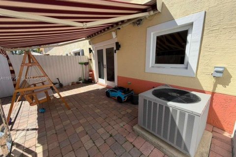 Townhouse in Hialeah, Florida 2 bedrooms, 106.84 sq.m. № 2043101 - photo 11