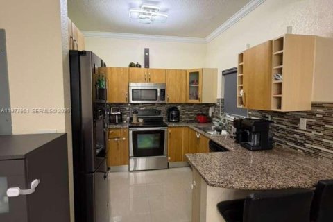Townhouse in Hialeah, Florida 2 bedrooms, 106.84 sq.m. № 2043101 - photo 2