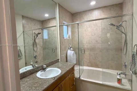 Townhouse in Hialeah, Florida 2 bedrooms, 106.84 sq.m. № 2043101 - photo 7