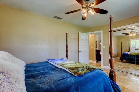 House in Saint Petersburg, Florida 3 bedrooms, 167.69 sq.m. № 2152194 - photo 5
