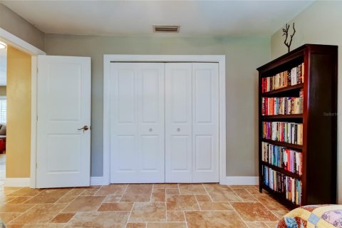 House in Saint Petersburg, Florida 3 bedrooms, 167.69 sq.m. № 2152194 - photo 12