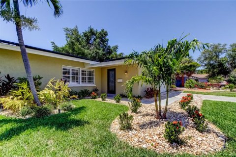 House in Saint Petersburg, Florida 3 bedrooms, 167.69 sq.m. № 2152194