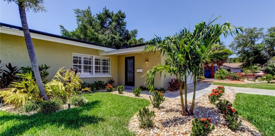 House in Saint Petersburg, Florida 3 bedrooms, 167.69 sq.m. № 2152194