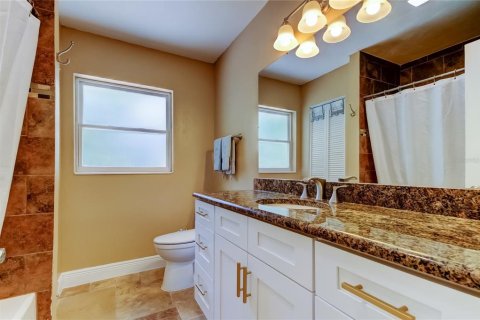 House in Saint Petersburg, Florida 3 bedrooms, 167.69 sq.m. № 2152194 - photo 7