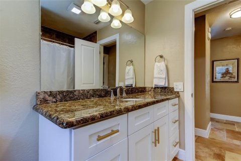 House in Saint Petersburg, Florida 3 bedrooms, 167.69 sq.m. № 2152194 - photo 9