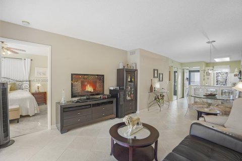 Condominio en venta en Pompano Beach, Florida, 2 dormitorios, 76.64 m2 № 1812087 - foto 2