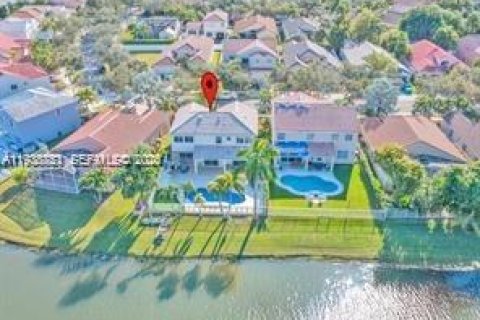 Villa ou maison à louer à Weston, Floride: 5 chambres, 230.58 m2 № 1996567 - photo 1