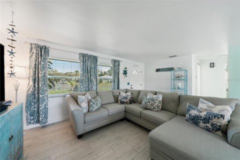 Villa ou maison à louer à Largo, Floride: 2 chambres, 111.39 m2 № 2389246 - photo 6