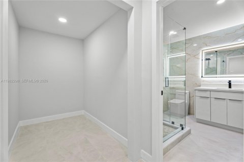 House in North Miami, Florida 3 bedrooms, 179.21 sq.m. № 2049912 - photo 11