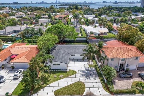 House in North Miami, Florida 3 bedrooms, 179.21 sq.m. № 2049912 - photo 17