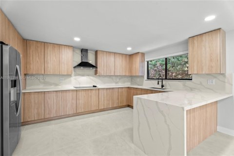 House in North Miami, Florida 3 bedrooms, 179.21 sq.m. № 2049912 - photo 6