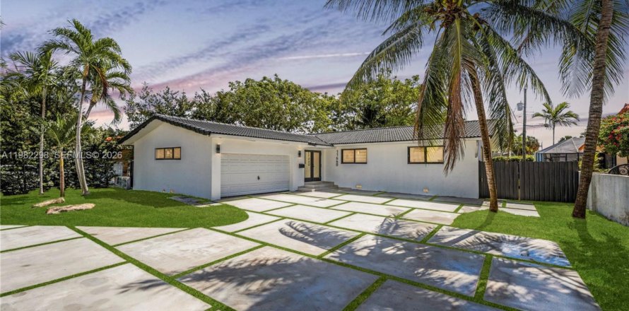 House in North Miami, Florida 3 bedrooms, 179.21 sq.m. № 2049912