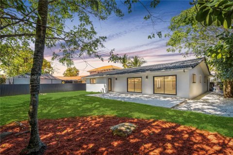 House in North Miami, Florida 3 bedrooms, 179.21 sq.m. № 2049912 - photo 2