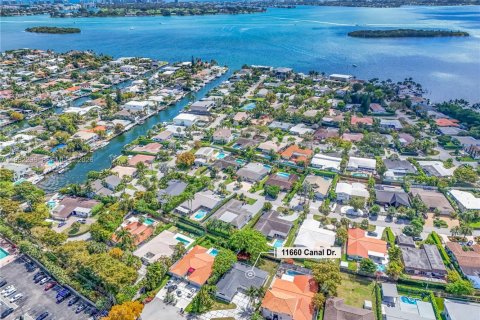 House in North Miami, Florida 3 bedrooms, 179.21 sq.m. № 2049912 - photo 3