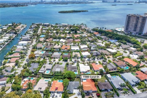 House in North Miami, Florida 3 bedrooms, 179.21 sq.m. № 2049912 - photo 19