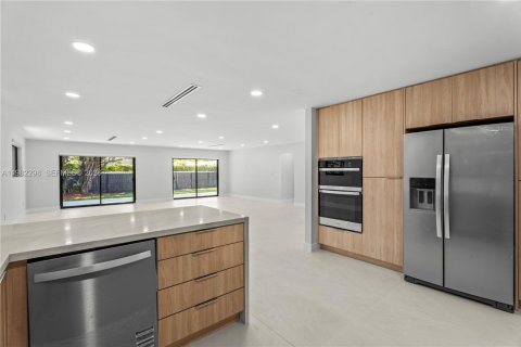 House in North Miami, Florida 3 bedrooms, 179.21 sq.m. № 2049912 - photo 7