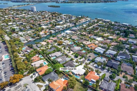 House in North Miami, Florida 3 bedrooms, 179.21 sq.m. № 2049912 - photo 18