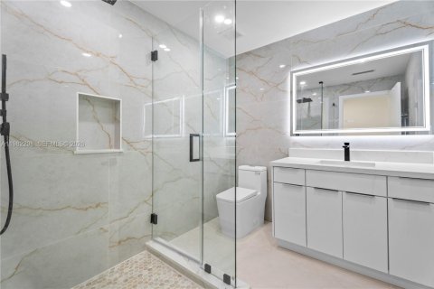 House in North Miami, Florida 3 bedrooms, 179.21 sq.m. № 2049912 - photo 12