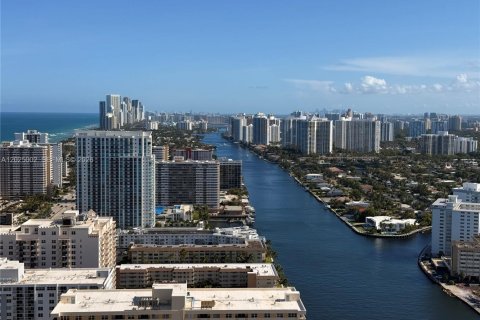 Copropriété à louer à Hollywood, Floride: 2 chambres, 98.48 m2 № 2257382 - photo 3
