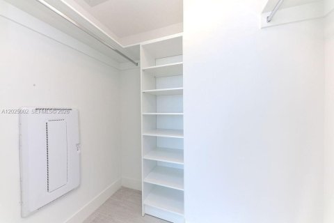 Copropriété à louer à Hollywood, Floride: 2 chambres, 98.48 m2 № 2257382 - photo 16