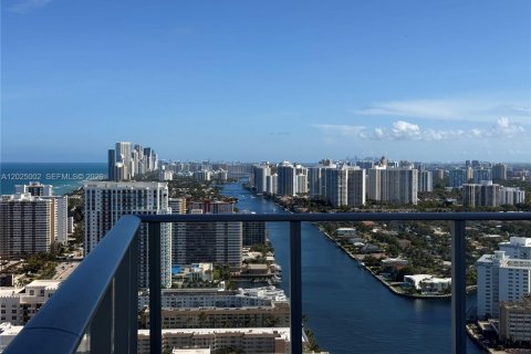 Copropriété à louer à Hollywood, Floride: 2 chambres, 98.48 m2 № 2257382 - photo 2