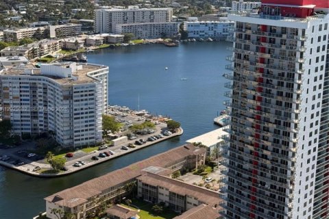 Copropriété à louer à Hollywood, Floride: 2 chambres, 98.48 m2 № 2257382 - photo 29