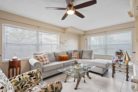 Touwnhouse à vendre à Palm City, Floride: 2 chambres, 127.65 m2 № 2085931 - photo 2