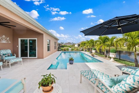 House in Vero Beach, Florida 4 bedrooms, 257.43 sq.m. № 2082779 - photo 2