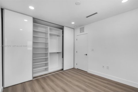 Villa ou maison à louer à Miami, Floride: 2 chambres, 182.46 m2 № 2085617 - photo 12