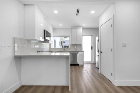 Villa ou maison à louer à Miami, Floride: 2 chambres, 182.46 m2 № 2085617 - photo 6