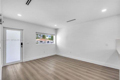 Villa ou maison à louer à Miami, Floride: 2 chambres, 182.46 m2 № 2085617 - photo 5