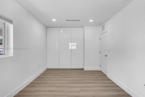 Villa ou maison à louer à Miami, Floride: 2 chambres, 182.46 m2 № 2085617 - photo 10