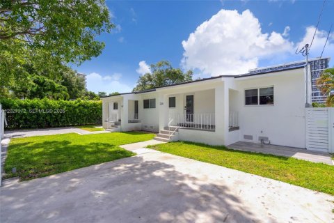 Villa ou maison à louer à Miami, Floride: 2 chambres, 182.46 m2 № 2085617 - photo 2