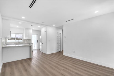 Villa ou maison à louer à Miami, Floride: 2 chambres, 182.46 m2 № 2085617 - photo 4