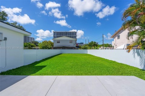 Villa ou maison à louer à Miami, Floride: 2 chambres, 182.46 m2 № 2085617 - photo 14