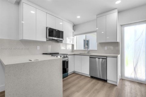Villa ou maison à louer à Miami, Floride: 2 chambres, 182.46 m2 № 2085617 - photo 7