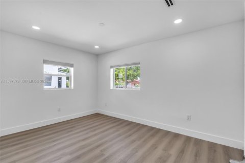 Villa ou maison à louer à Miami, Floride: 2 chambres, 182.46 m2 № 2085617 - photo 9