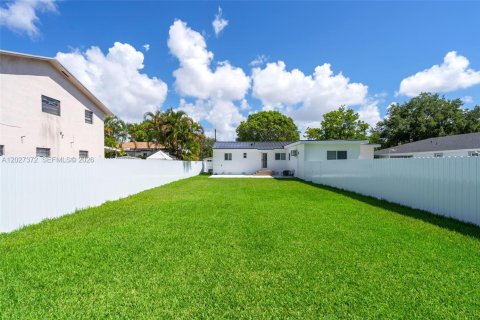 Villa ou maison à louer à Miami, Floride: 2 chambres, 182.46 m2 № 2085617 - photo 15