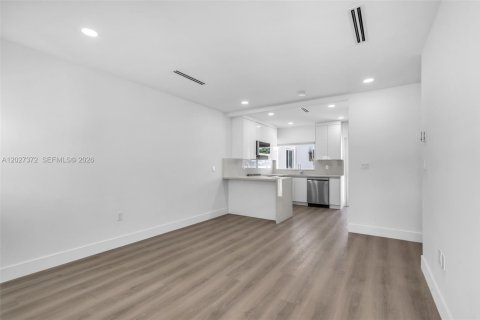 Villa ou maison à louer à Miami, Floride: 2 chambres, 182.46 m2 № 2085617 - photo 3