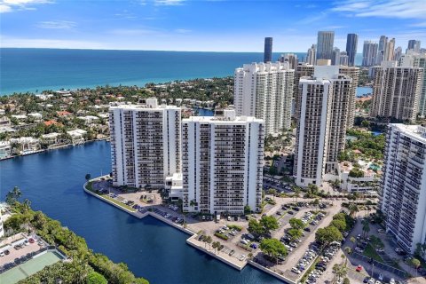 Condominio en Aventura, Florida, 2 dormitorios  № 2061911