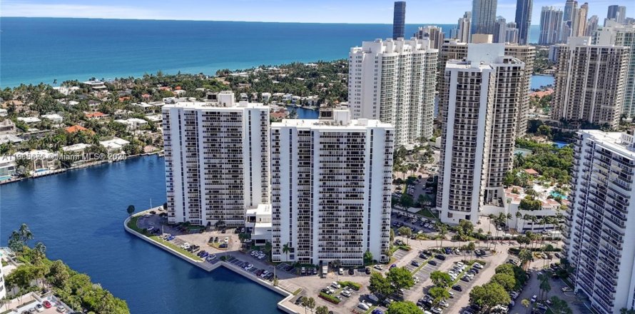 Condo à Aventura, Floride, 2 chambres № 2061911