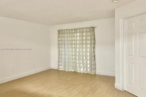 Купить кондоминиум в Пемброк-Пайнс, Флорида 1 спальня, 68.65м2, № 2001011 - фото 12