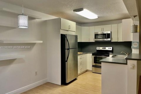 Купить кондоминиум в Пемброк-Пайнс, Флорида 1 спальня, 68.65м2, № 2001011 - фото 2