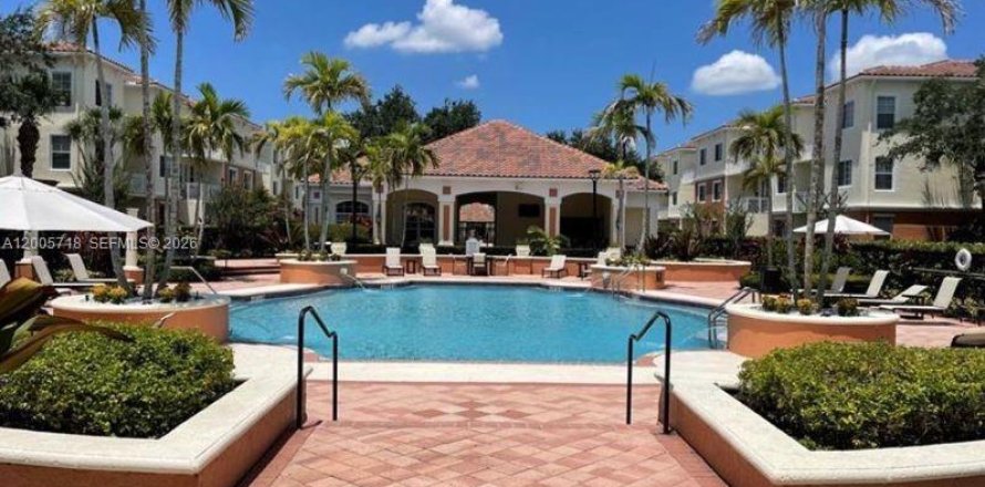 Condominio en West Palm Beach, Florida, 2 dormitorios № 2170657