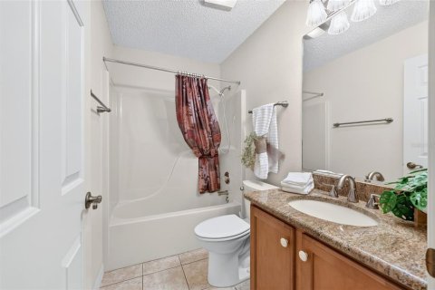 House in The Villages, Florida 3 bedrooms, 162.21 sq.m. № 2413509 - photo 14